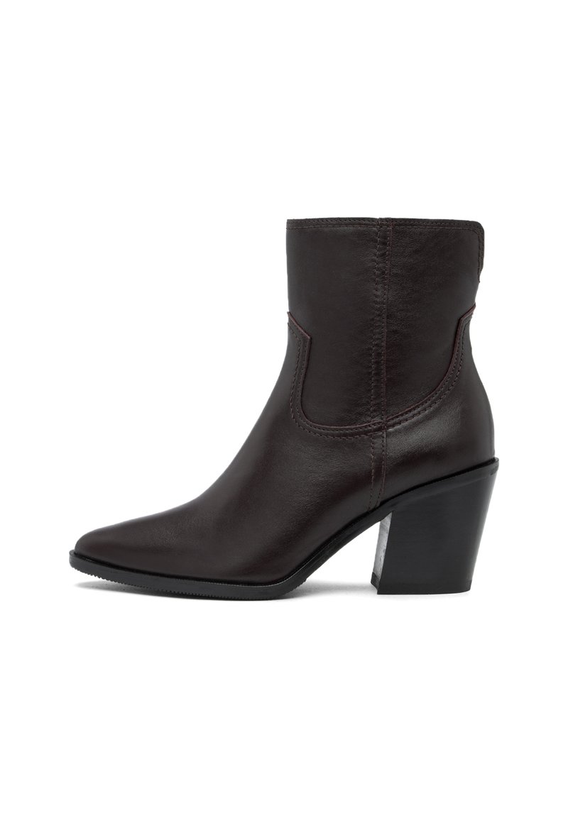 Botine din piele maro închis, cu vârf ascuțit și toc chunky de înălțime medie, cu cusături pe lateral și finisaj neted, având un fundal alb.