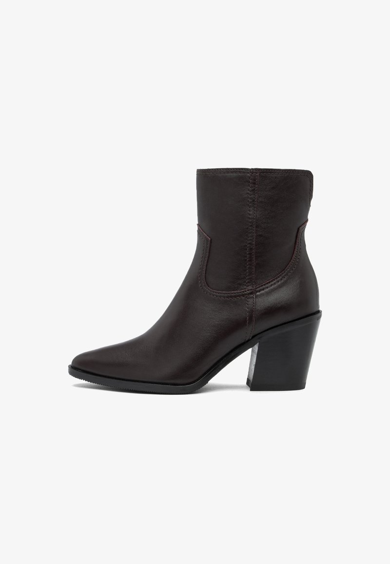 Botine din piele maro închis, cu vârf ascuțit și toc chunky de înălțime medie, cu cusături pe lateral și finisaj neted, având un fundal alb.