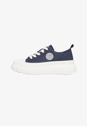 Donkerblauwe lage sneaker met witte dikke zool, witte veters en een ronde witte logo aan de zijkant.