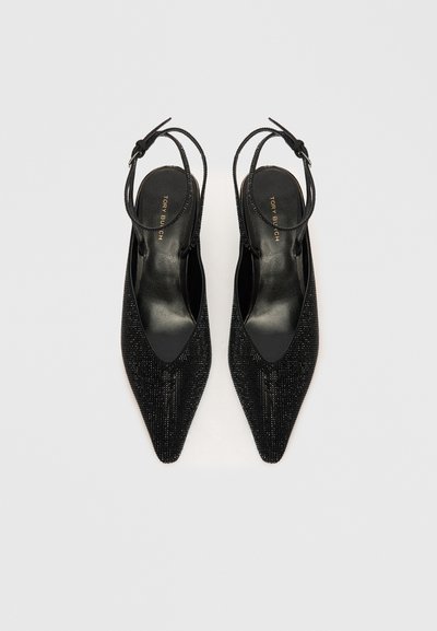 Μαύρα γυναικεία παπούτσια ψηλοτάκουνα με κλειστές μύτες, φτιαγμένα από υλικό με υφή, διαθέτοντας λουράκι και διακριτική μεταλλική κλωστή για λεπτομέρειες.