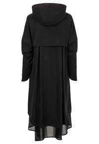 Schwarzer Kapuzenmantel mit langen Ärmeln, asymmetrischem Saum und geschichteten Stoffdetails. Glatte Textur mit lockerer Passform und minimalistischem Design.