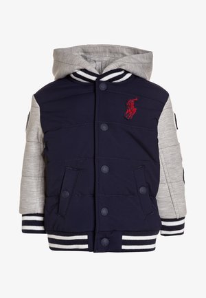 Marineblå og grå hættetrøje med puffer-snit, stribede ribbede manchetter, knaplukning, to forrommer og et broderet logo.