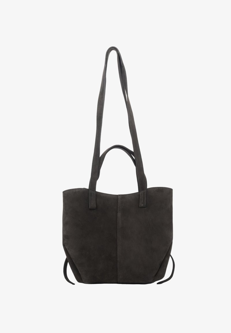 Czarna zamszowa torba tote z dwiema krótkimi rączkami i dwoma długimi paskami na ramię, bez widocznych logo ani ozdób, prosty design.