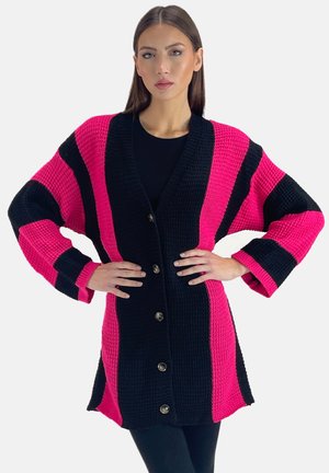 Brede gebreide cardigan met gedurfde roze en zwarte strepen, oversized mouwen en een knoopsluiting aan de voorkant. Gelaagd materiaal met een ontspannen pasvorm.