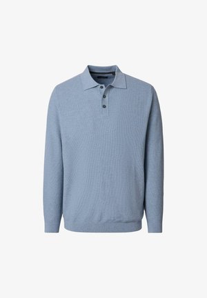 Hellblaues Langarm-Poloshirt mit drei schwarzen Knöpfen sowie geripptem Saum und Bündchen, dargestellt vor einem schlichten weißen Hintergrund.