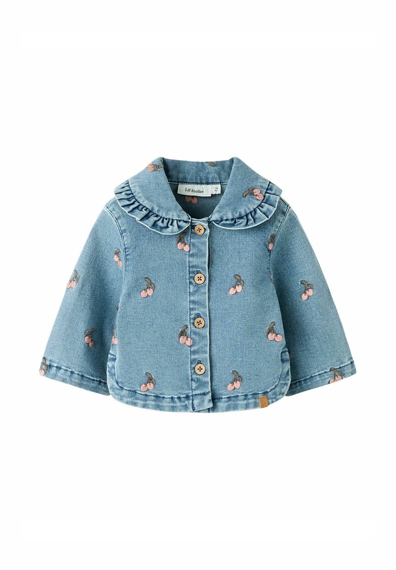 Vaaleansininen farkkutakki taaperoille, joissa puunapit, röyhelökaulus ja vaaleanpunaiset kirsikkakuviot kauttaaltaan.