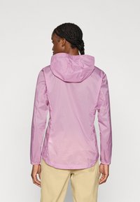 Ελαφρύ ροζ αδιάβροχο με κουκούλα, με υφή επιφάνειας και μακριά μανίκια. Το σχέδιο περιλαμβάνει ελαστικά μανίκια και καμπυλωτό τελείωμα.