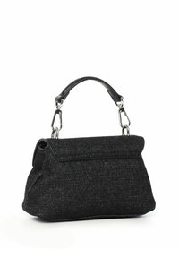 Sac à main tissé noir avec un design structuré, une poignée en cuir et des accents en métal argenté. Forme compacte avec une fermeture en haut pliée.
