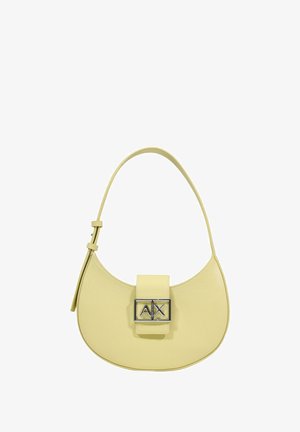 Bolso de hombro de cuero amarillo pálido con forma curva, correa ajustable y correa frontal con hebilla metálica con el logo A|X.