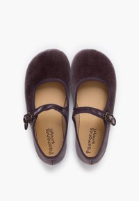 Fialové sametové boty Mary Jane se sponou na zapínání, kulatou špičkou a měkkou béžovou stélkou s vytištěným názvem značky.