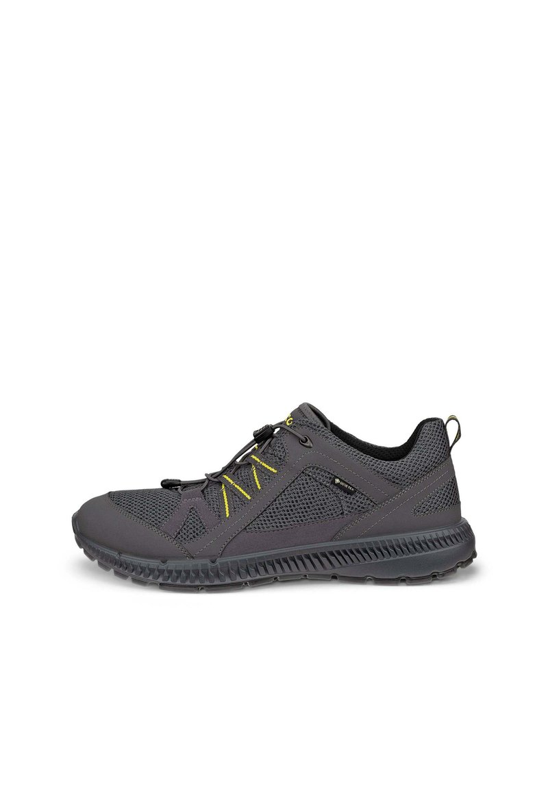 Graue Sneaker mit Mesh-Obermaterial, gelben Akzenten, flexibler Gummisohle und Schnürverschluss. Verfügt über einen gepolsterten Kragen und eine strukturierte Ferse.