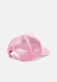Gorra de béisbol rosa de malla con un panel frontal sólido, visera curva, correa ajustable y un respaldo de malla texturizada para mayor transpirabilidad.