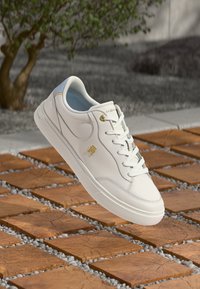 ESSENTIAL CHIC COURT - Sneakers laag - white