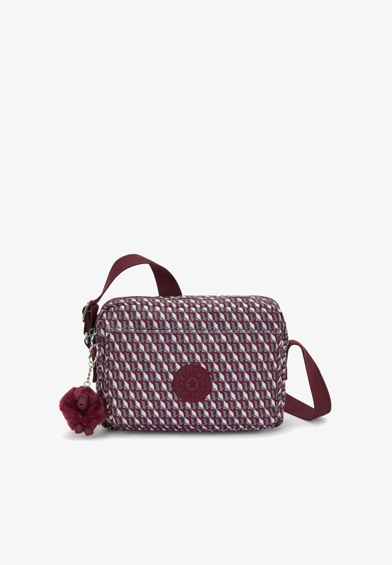 Rød og grå mønstret crossbody-taske lavet af slidstærkt stof. Har lynlåslukning, justerbar rem og en pom-pom charms.