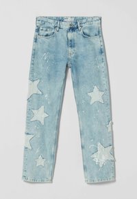 Jeans de denim de pierna recta en azul claro con parches de estrellas blancas y detalles de manchas de pintura en los bolsillos delanteros y traseros.