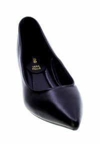 Scarpa nera in pelle con tacco alto, design con punta affilata, texture liscia e soletta con marchio che indica "VERA PELLE."