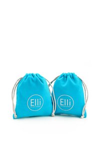 Zwei türkisfarbene Stoffbeutel mit Kordelzug, weiche Textur, mit einem kreisförmigen weißen Logo, das "Elli by Julie & Grace" liest.