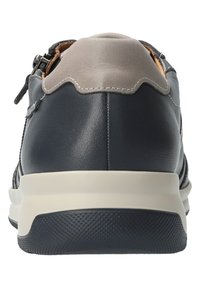 Baskets en cuir bleu marine pour homme avec un col rembourré gris, une fermeture éclair sur le côté et une semelle extérieure blanche texturée, avec des accents marron contrastants.