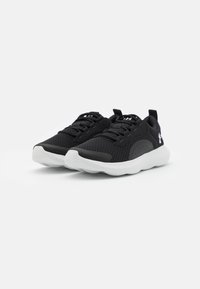 Chaussures de sport noires avec tige en mesh, semelle blanche contrastante, accents texturés et design à lacets. Présente un petit logo sur le côté.