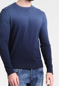 Mörkblå gradienttröja med långa ärmar, rund halsringning och ribbade mudd. Tyget verkar mjukt med en slät yta och subtila färgvariationer.