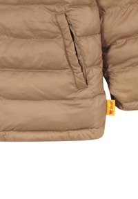 Beige gewatteerde jas met horizontale stiksels, een zijzak en een gele label met een logo aan de zoom. Zachte, gladde textuur.
