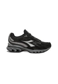 Scarpa atletica nera con pannelli in rete, suola in gomma e accenti argentati. Presenta una punta arrotondata e una linguetta imbottita per il comfort.