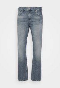 Jeans de mezclilla azul claro con un diseño de pierna recta, que cuentan con una bragueta con cremallera, estilo de cinco bolsillos y un sutil desgaste para dar textura.
