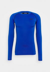Langärmliges Sportoberteil aus dehnbarem blauen Stoff. Mit schwarzem Nähten und einem Logo auf der Brust. Rundhalsausschnitt, figurschnitt.