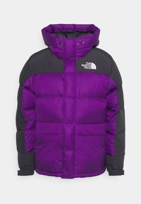 Paarse en zwarte donzen jas met een hoge kraag, ritssluiting en twee voorzakken. Heeft een logo aan de linkerbovenkant.