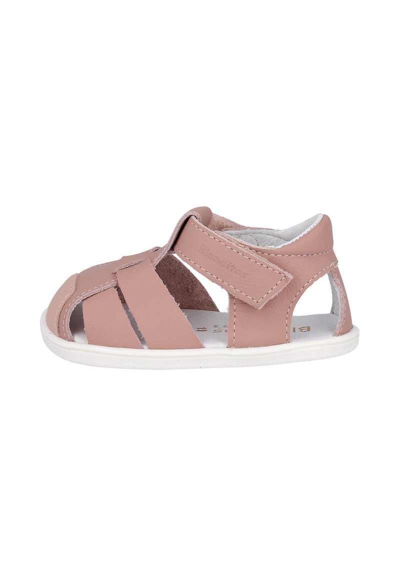 Sandalias para toddlers de cuero rosa con diseño de cortes, cierre de tira de Velcro, suela de goma blanca y forro interior suave.