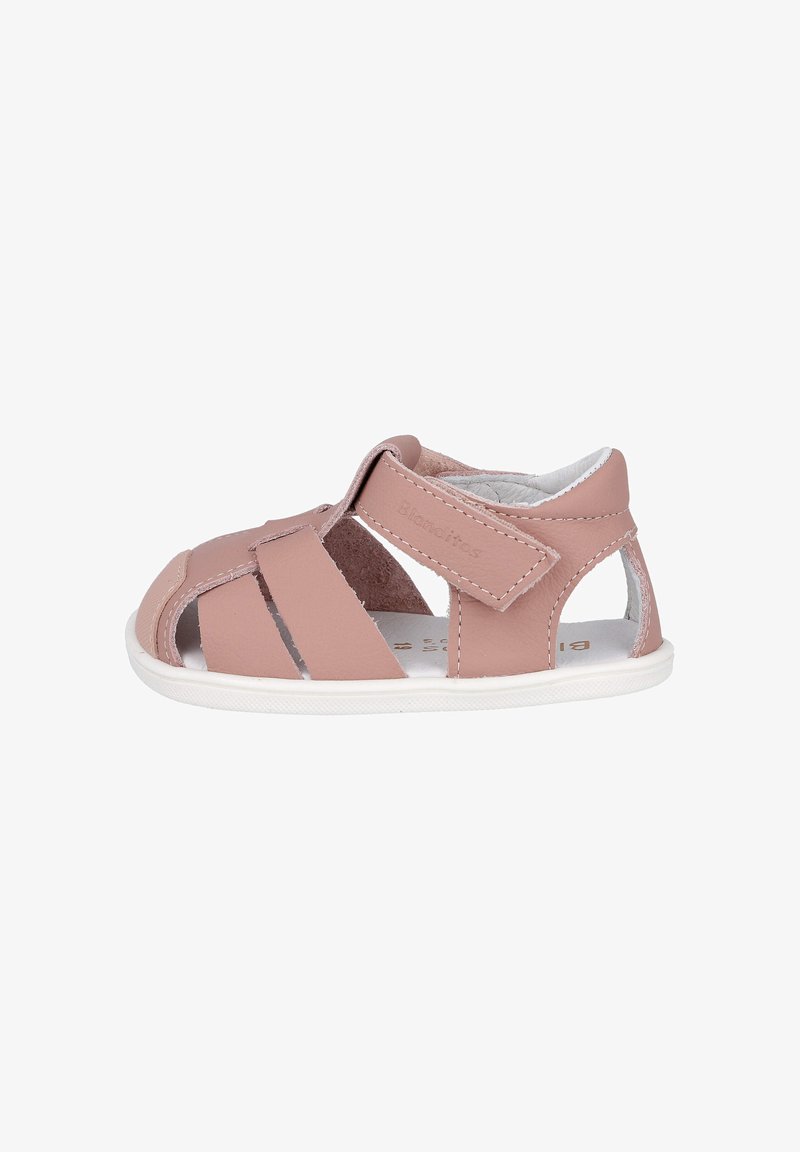 Sandalias para toddlers de cuero rosa con diseño de cortes, cierre de tira de Velcro, suela de goma blanca y forro interior suave.