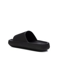 Infradito neri con un esterno texturizzato, punta aperta e suola piatta. Realizzati in materiale flessibile per comfort e facilità d'uso.