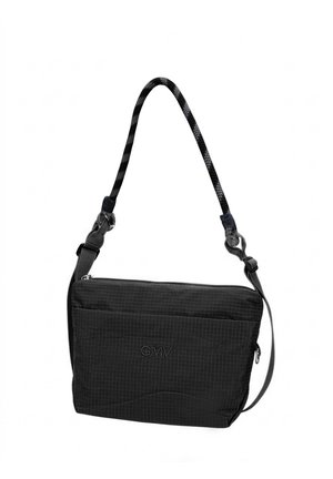 Sac bandoulière rectangulaire noir en tissu texturé, avec bandoulière réglable et logo "GMV" subtil à l'avant.