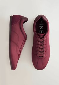 Unselected, berry red