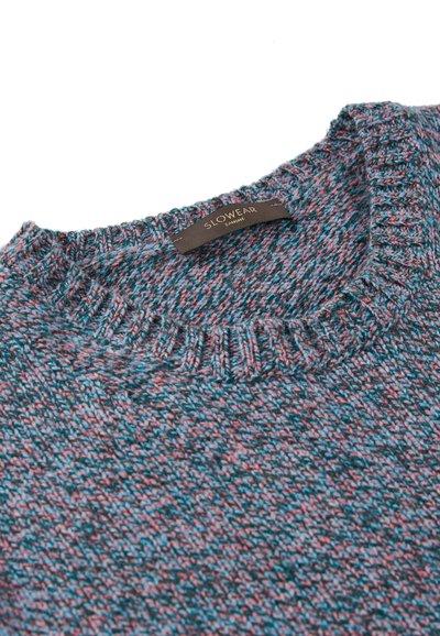 Strickpullover mit Rundhalsausschnitt, der ein mehrfarbiges Muster aus türkisfarbenen, pinken und dunkelgrauen Garnen aufweist. Das Etikett trägt die Aufschrift "SLOWEAR ZANONE."