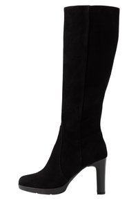 Stivale alto in suede nero con una forma aderente, punta rotonda, tacco alto e design minimalista. Texture liscia senza hardware visibile.