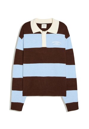 Polo manches longues avec larges rayures horizontales marron et bleu clair, col crème, trois boutons et petit texte blanc sur la poitrine.