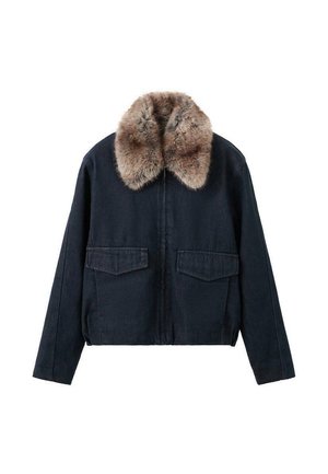 Veste en denim foncé avec un col en fausse fourrure, dotée de deux poches plaquées à l'avant et d'une fermeture éclair. Design texturé et décontracté.