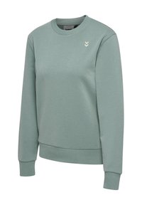 Grön sweatshirt i mjukt material, med rund hals, lång ärm, ribbad mudd och subtil logotypdetalj på bröstet.