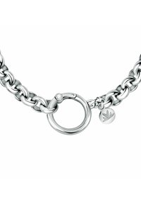 Bracciale in argento con maglie intrecciate, un fermaglio rotondo decorato con un piccolo diamante e un ciondolo a forma di foglia.