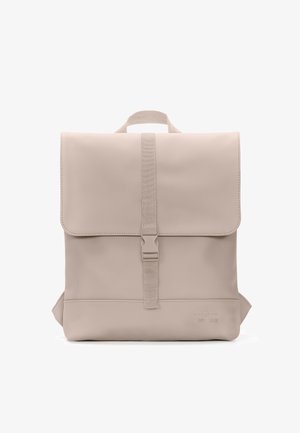 Backpack in light beige, made of smooth material. Features a flap with a buckle closure and a top handle. Logo printed at the bottom.