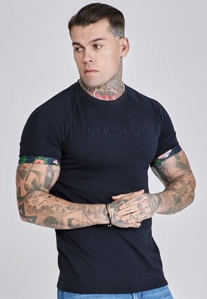 SIKSILK ROLL SLEEVE - Camiseta estampada - navy