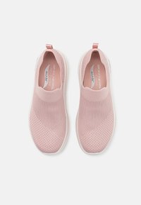 Zapatillas de color rosa claro, tipo slip-on, con una parte superior de punto texturizado y elástico para un mejor ajuste. Suela blanca con detalles mínimos. Plantilla Arch Fit para mayor soporte.