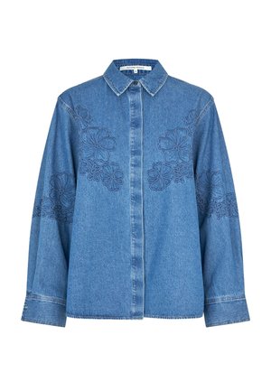 Lichtblauw denim shirt met bloemrijke borduurwerk in donkerder blauw op de schouders en mouwen; heeft een klassieke kraag en knoopsluiting.