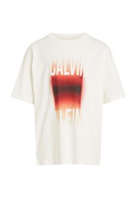 Witte katoenen T-shirt met korte mouwen, voorzien van een verlopen oranje naar rode print van de merknaam "CALVIN KLEIN" in vetgedrukte witte letters.
