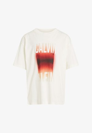 Camiseta blanca de algodón con mangas cortas, con un estampado en degradado de naranja a rojo del nombre de la marca "CALVIN KLEIN" en letras blancas y en negrita.