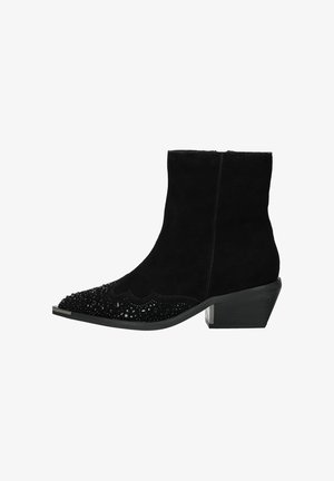 Bottine en daim noir avec des perles décoratives sur le bout, forme pointue, petit talon carré et détails festonnés sur le dessus.
