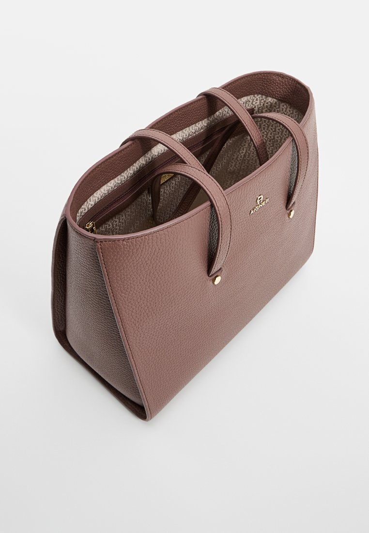 Braune, strukturierte Leder-Tote mit zwei Griffen, einem Reißverschluss-Innenfach und einem gemusterten Stofffutter. Goldene Hardware-Akzente sind sichtbar.