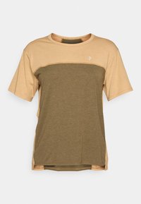 TRAIL  - T-Shirt print - sierra sand/meadow moss