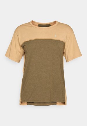 T-shirt à col rond à manches courtes avec une section supérieure beige et une section inférieure verte olive, arborant un petit logo sur la poitrine.